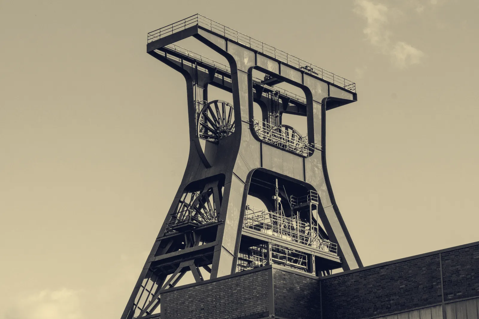 Mine headframe